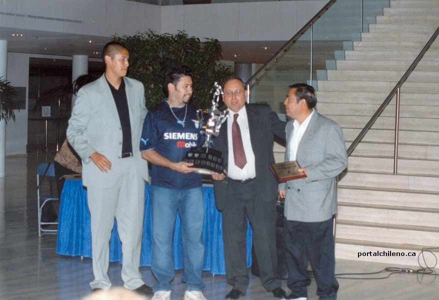 La copa 'Semana Chilena 2003' al club deportivo 'Bam-Bam'