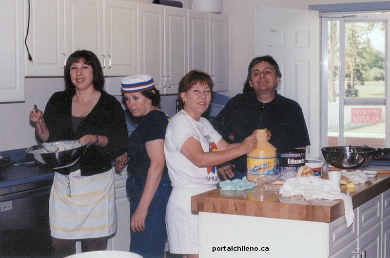 Ana, Texia, Olga y Mario, preparando desayuno para las personas de la tercera edad