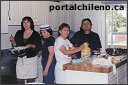 Ana, Texia, Olga y Mario, preparando desayuno para las personas de la tercera edad